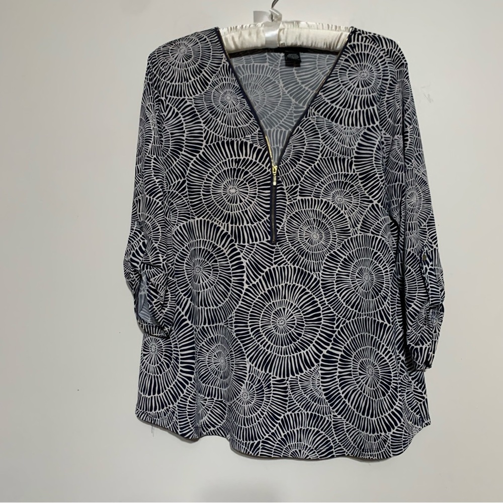 Robert Louis women's navy blue white top v-neck and 3/4 length sleeves Large